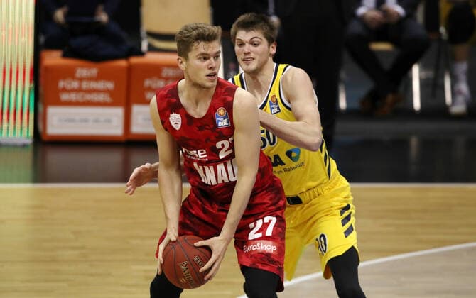 Jonas Weitzel, Ben Lammers Aktion Spielszene Zweikampf Basketball BBL Bundesliga Herren Saison 2020 2021 24.01.2021 ALBA Berlin vs. s.Oliver Würzburg