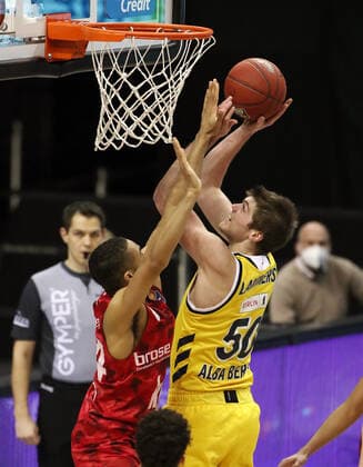Cameron Hunt, Ben Lammers Aktion Spielszene Zweikampf Basketball BBL Bundesliga Herren Saison 2020 2021 24.01.2021 ALBA Berlin vs. s.Oliver Würzburg
