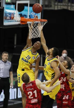 Louis Olinde, Johannes Thiemann, Florian Koch, Cameron Hunt Aktion Spielszene Zweikampf Basketball BBL Bundesliga Herren Saison 2020 2021 24.01.2021 ALBA Berlin vs. s.Oliver Würzburg
