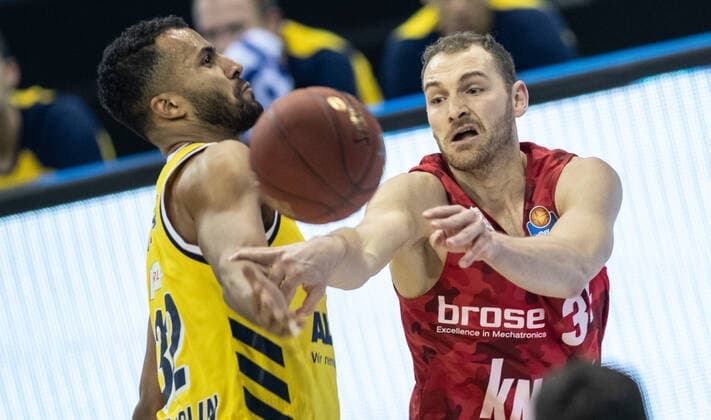 24.01.2021, Berlin, Basketball, 1. Bundesliga, easyCredit BBL, Hauptrunde, 14.Spieltag, Mercedes Benz Arena: ALBA Berlin - s.Oliver Wuerzburg. ALBAs Johannes Thiemann (l) kaempft gegen Felix Hoffmann von s.Oliver Wuerzburg um den Ball. ALBA Berlin - s.Oliver Wuerzburg