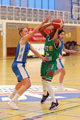 24.01.2021, xovx, Basketball Damen 1. Bundesliga, BC Pharmaserv Marburg - SNP Bascats Heidelberg v.l. Franziska Worthmann (SNP BasCats USC Heidelberg), Tonisha Baker (BC Pharmaserv Marburg), Inja Butina (SNP BasCats USC Heidelberg) Marburg Sporthalle Georg-Gaßmann-Stadion Hessen Deutschland (DE)
