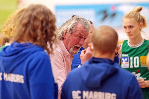 24.01.2021, xovx, Basketball Damen 1. Bundesliga, BC Pharmaserv Marburg - SNP Bascats Heidelberg Anweisungen in der Auszeit von Head Coach Christoph Wysocki (BC Pharmaserv Marburg) an sein Team. Marburg Sporthalle Georg-Gaßmann-Stadion Hessen Deutschland (DE)