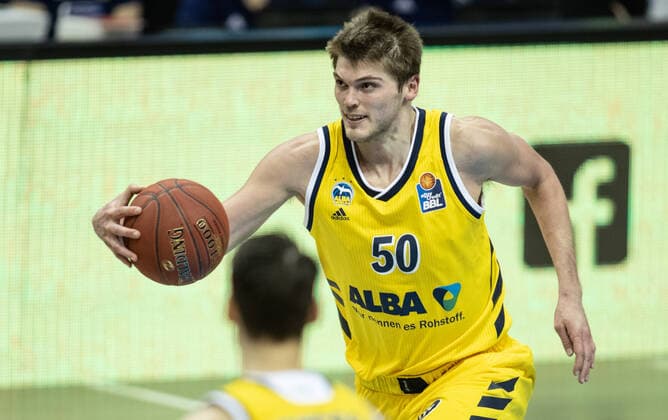 24.01.2021, Berlin, Basketball, 1. Bundesliga, easyCredit BBL, Hauptrunde, 14.Spieltag, Mercedes Benz Arena: ALBA Berlin - s.Oliver Wuerzburg. ALBAs Ben Lammers laeuft mit dem Ball ueber den Court. ALBA Berlin - s.Oliver Wuerzburg