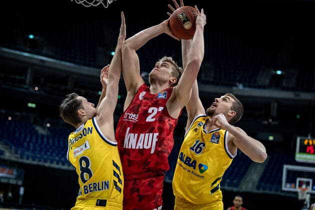 Sport Themen der Woche KW03 Sport Bilder des Tages Basketball Berlin 24.01.2021 Saison 2020 2021 BBL easyCredit-BBL Alba Berlin vs s.Oliver Würzburg Jonas Weitzel (Würzburg, No.27) Marcus Eriksson (Alba Berlin, No.08) Kresimir Nikic (Alba Berlin, No.16)