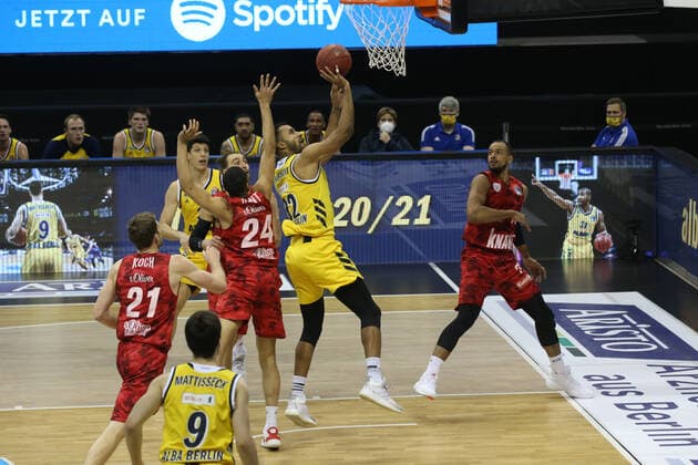 DEU, GER, 1. BBL Alba Berlin vs s.Oliver Würzburg, 24.01.2021, Mercedes-Benz-Arena, Berlin, DEU, GER, 1. BBL Alba Berlin vs s.Oliver Würzburg, , im Bild. Johannes Thiemann (ALBA Berlin 32), Cameron Hunt (s.Oliver Wuerzburg 24)