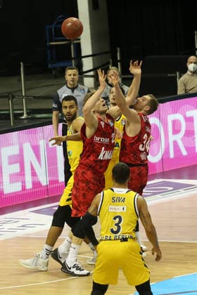 DEU, GER, 1. BBL Alba Berlin vs s.Oliver Würzburg, 24.01.2021, Mercedes-Benz-Arena, Berlin, DEU, GER, 1. BBL Alba Berlin vs s.Oliver Würzburg, , im Bild. Johannes Thiemann (ALBA Berlin 32), Jonas Weitzel (s.Oliver Wuerzburg 27), Felix Hoffmann (s.Oliver Wuerzburg 34)