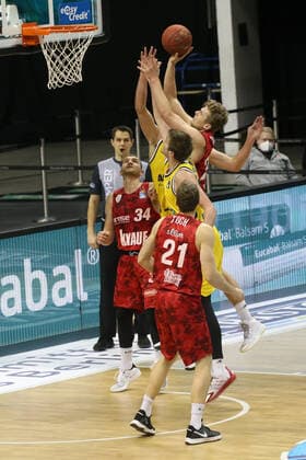 DEU, GER, 1. BBL Alba Berlin vs s.Oliver Würzburg, 24.01.2021, Mercedes-Benz-Arena, Berlin, DEU, GER, 1. BBL Alba Berlin vs s.Oliver Würzburg, , im Bild. Ben Lammers (ALBA Berlin 50), Jonas Weitzel (s.Oliver Wuerzburg 27), Felix Hoffmann (s.Oliver Wuerzburg 34), Florian Koch (s.Oliver Wuerzburg 21)