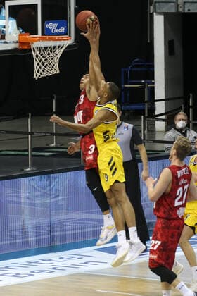 DEU, GER, 1. BBL Alba Berlin vs s.Oliver Würzburg, 24.01.2021, Mercedes-Benz-Arena, Berlin, DEU, GER, 1. BBL Alba Berlin vs s.Oliver Würzburg, , im Bild. Louis Olinde (ALBA Berlin 19), Tyson Ward (s.Oliver Wuerzburg 3), Jonas Weitzel (s.Oliver Wuerzburg 27)