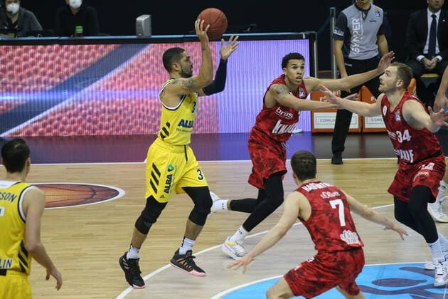 DEU, GER, 1. BBL Alba Berlin vs s.Oliver Würzburg, 24.01.2021, Mercedes-Benz-Arena, Berlin, DEU, GER, 1. BBL Alba Berlin vs s.Oliver Würzburg, , im Bild. Peyton Siva (ALBA Berlin 3), Tyson Ward (s.Oliver Wuerzburg 3), Felix Hoffmann (s.Oliver Wuerzburg 34)