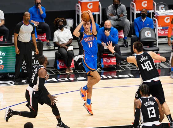 LOS ANGELES, CA - JANUARY 24: Oklahoma City Thunder Center Aleksej Pokusevski (17) looks to pass the ball during an NBA, Basketball Herren, USA game between the Los Angeles Clippers and the Oklahoma City Thunder and the on January 24, 2021 at STAPLES Center in Los Angeles, CA. (Photo by Carrie Giordano Icon Sportswire) NBA: JAN 24 Thunder at Clippers Icon210124031