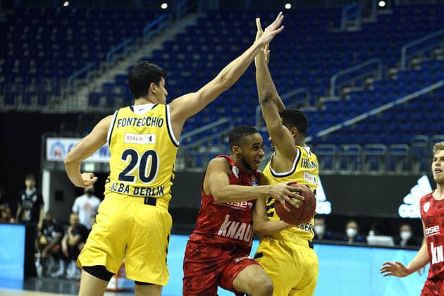 v.l. Simone Fontecchio - Alba, Cameron Hunt - Wuerzburg, BBL, Alba Berlin vs s.Oliver Wuerzburg, in der Mercedes Benz Arena, 24.01.21, GER, Berlin, 24.01.21, BBL, Alba vs s.Oliver Wuerzburg Berlin Copyright: xUwexKoch xEibner-Pressefotox EP_ukh