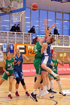 24.01.2021, xovx, Basketball Damen 1. Bundesliga, BC Pharmaserv Marburg - SNP Bascats Heidelberg v.l. Theresa Simon (BC Pharmaserv Marburg), Alica Moravcikova (SNP BasCats USC Heidelberg), Johanna Klug (BC Pharmaserv Marburg), Franziska Worthmann (SNP BasCats USC Heidelberg), Alexandra Wilke (BC Pharmaserv Marburg) Marburg Sporthalle Georg-Gaßmann-Stadion Hessen Deutschland (DE)