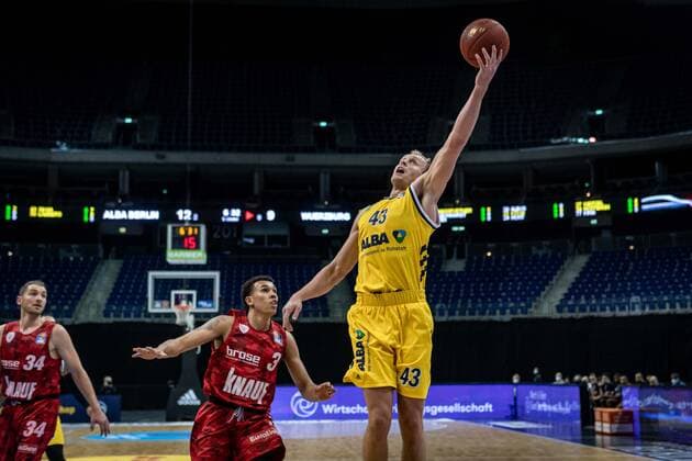 Basketball Berlin 24.01.2021 Saison 2020 2021 BBL easyCredit-BBL Alba Berlin vs s.Oliver Würzburg Luke Sikma (Alba Berlin, No.43) Tyson Ward (Würzburg, No.03)