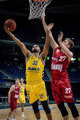 Basketball Berlin 24.01.2021 Saison 2020 2021 BBL easyCredit-BBL Alba Berlin vs s.Oliver Würzburg Johannes Thiemann (Alba Berlin, No.32) Jonas Weitzel (Würzburg, No.27)