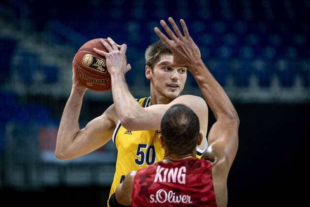 Basketball Berlin 24.01.2021 Saison 2020 2021 BBL easyCredit-BBL Alba Berlin vs s.Oliver Würzburg Ben Lammers (Alba Berlin, No.50) Alex King (Würzburg, No.77)