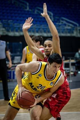 Basketball Berlin 24.01.2021 Saison 2020 2021 BBL easyCredit-BBL Alba Berlin vs s.Oliver Würzburg Simone Fontecchio (Alba Berlin, No.20) Cameron Hunt (Würzburg, No.24)