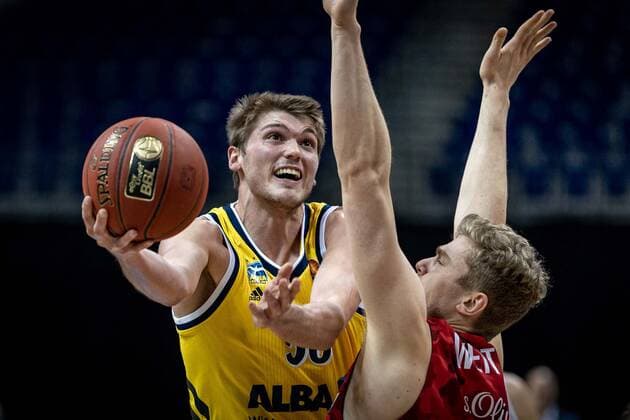 Basketball Berlin 24.01.2021 Saison 2020 2021 BBL easyCredit-BBL Alba Berlin vs s.Oliver Würzburg Ben Lammers (Alba Berlin, No.50) Jonas Weitzel (Würzburg, No.27)