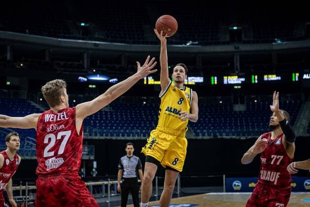 Basketball Berlin 24.01.2021 Saison 2020 2021 BBL easyCredit-BBL Alba Berlin vs s.Oliver Würzburg Marcus Eriksson (Alba Berlin, No.08) Jonas Weitzel (Würzburg, No.27) Alex King (Würzburg, No.77)