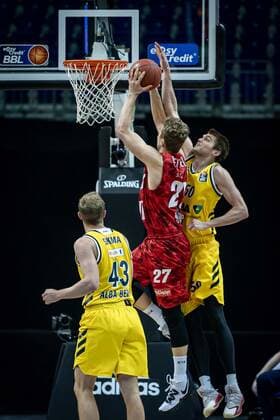 Basketball Berlin 24.01.2021 Saison 2020 2021 BBL easyCredit-BBL Alba Berlin vs s.Oliver Würzburg Jonas Weitzel (Würzburg, No.27) Ben Lammers (Alba Berlin, No.50)