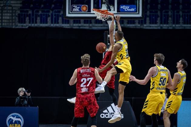 Basketball Berlin 24.01.2021 Saison 2020 2021 BBL easyCredit-BBL Alba Berlin vs s.Oliver Würzburg Tyson Ward (Würzburg, No.03) Louis Olinde (Alba Berlin, No.19)