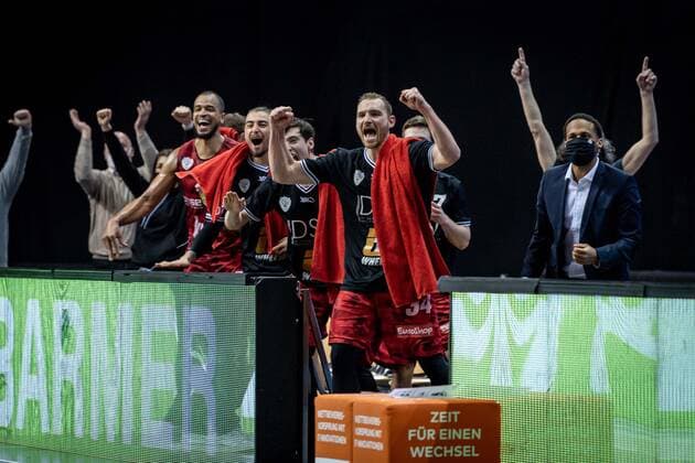 Basketball Berlin 24.01.2021 Saison 2020 2021 BBL easyCredit-BBL Alba Berlin vs s.Oliver Würzburg Jubel Würzburg Felix Hoffmann (Würzburg, No.34) mi. und andere