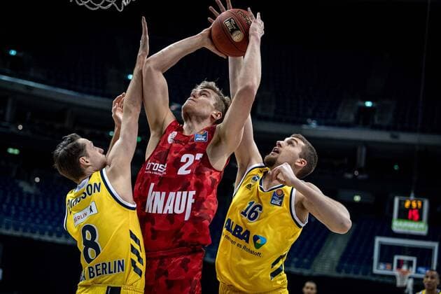 Basketball Berlin 24.01.2021 Saison 2020 2021 BBL easyCredit-BBL Alba Berlin vs s.Oliver Würzburg Jonas Weitzel (Würzburg, No.27) Kresimir Nikic (Alba Berlin, No.16) Marcus Eriksson (Alba Berlin, No.08)