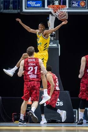 Basketball Berlin 24.01.2021 Saison 2020 2021 BBL easyCredit-BBL Alba Berlin vs s.Oliver Würzburg Louis Olinde (Alba Berlin, No.19) Florian Koch (Würzburg, No.21) Tyson Ward (Würzburg, No.03)