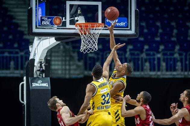 Basketball Berlin 24.01.2021 Saison 2020 2021 BBL easyCredit-BBL Alba Berlin vs s.Oliver Würzburg Louis Olinde (Alba Berlin, No.19) Johannes Thiemann (Alba Berlin, No.32) Cameron Hunt (Würzburg, No.24) Florian Koch (Würzburg, No.21)