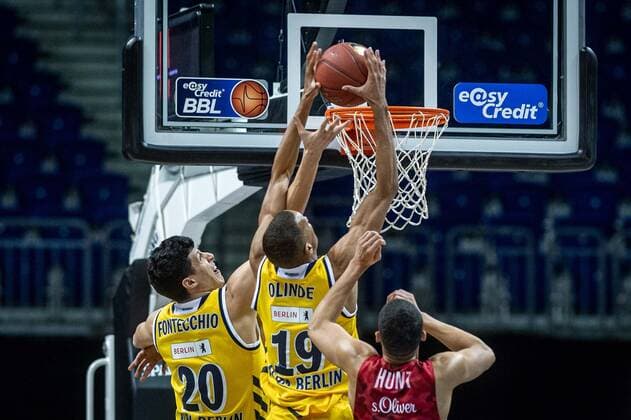 Basketball Berlin 24.01.2021 Saison 2020 2021 BBL easyCredit-BBL Alba Berlin vs s.Oliver Würzburg Louis Olinde (Alba Berlin, No.19) Simone Fontecchio (Alba Berlin, No.20) Cameron Hunt (Würzburg, No.24)