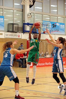 24.01.2021, xovx, Basketball Damen 1. Bundesliga, BC Pharmaserv Marburg - SNP Bascats Heidelberg v.l. Alica Moravcikova (SNP BasCats USC Heidelberg), Tonisha Baker (BC Pharmaserv Marburg), Melina Karavassilis (SNP BasCats USC Heidelberg) Marburg Sporthalle Georg-Gaßmann-Stadion Hessen Deutschland (DE)