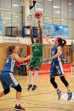 24.01.2021, xovx, Basketball Damen 1. Bundesliga, BC Pharmaserv Marburg - SNP Bascats Heidelberg v.l. Alica Moravcikova (SNP BasCats USC Heidelberg), Tonisha Baker (BC Pharmaserv Marburg), Melina Karavassilis (SNP BasCats USC Heidelberg) Marburg Sporthalle Georg-Gaßmann-Stadion Hessen Deutschland (DE)