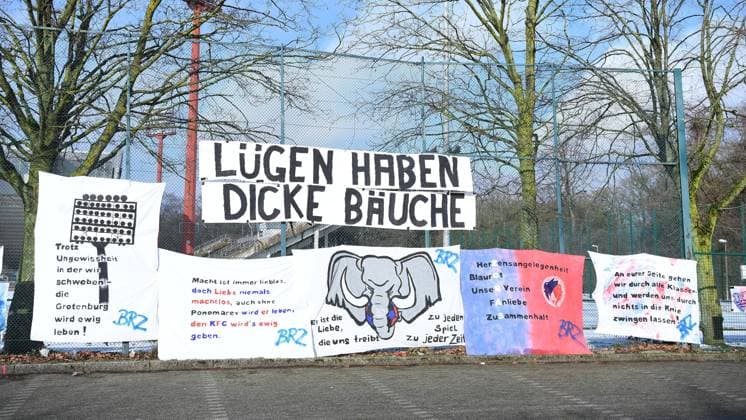 Spruchbänder Banner der KFC Uerdingen Fans am 24.01.2021 vor der Grotenburg in Krefeld
