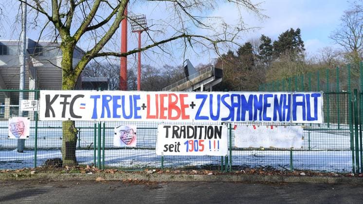 Spruchbänder Banner der KFC Uerdingen Fans am 24.01.2021 vor der Grotenburg in Krefeld