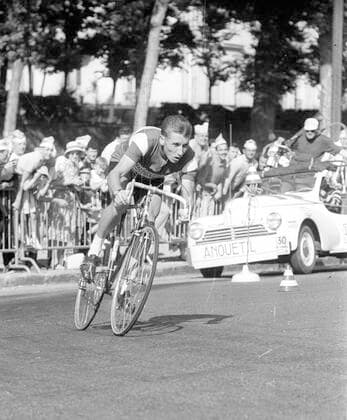 Jacques Anquetil (FRA) in Aktion am 25.06.1961 bei der Tour de France. Zeitfahren in Versaille, dahinter sein Begleitfahrzeug