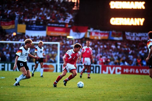 26.06.92 Dänemark - Deutschland Schweden, Göteborg, 26.06.1992, Fussball, UEFA EM Europameisterschaft 1992 in Schweden, Finale, Dänemark DFB Deutschland (2:0): v.l. Stefan Effenberg (Deutschland), Faxe Jensen (Dänemark).