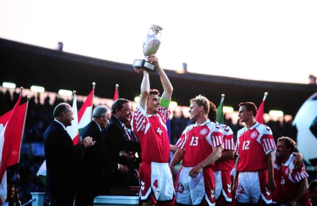 26.06.92 Dänemark - Deutschland Schweden, Göteborg, 26.06.1992, Fussball, UEFA EM Europameisterschaft 1992 in Schweden, Finale, Dänemark DFB Deutschland (2:0): Lars Olsen (Dänemark) mit dem EM Pokal. *** 26 06 92 Denmark Germany Sweden, Gothenburg, 26 06 1992, Football, UEFA European Championship 1992 in Sweden, Final, Denmark DFB Germany 2 0 Lars Olsen Denmark with the European Cup