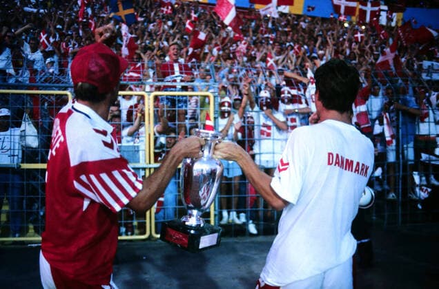 26.06.92 Dänemark - Deutschland Schweden, Göteborg, 26.06.1992, Fussball, UEFA EM Europameisterschaft 1992 in Schweden, Finale, Dänemark DFB Deutschland (2:0): v.l. Kim Christofte, Brian Laudrup (beide Dänemark) mit dem EM Pokal.