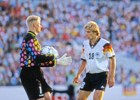 26.06.92 Dänemark - Deutschland Schweden, Göteborg, 26.06.1992, Fussball, UEFA EM Europameisterschaft 1992 in Schweden, Finale, Dänemark DFB Deutschland (2:0): v.l. Peter Schmeichel (Dänemark), Jürgen Klinsmann (Deutschland).
