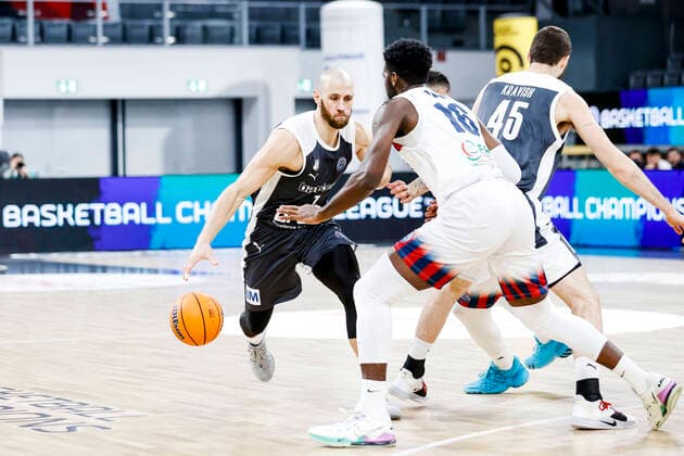 links Alex Ruoff (Brose Bamberg, 07) rechts Dario Hunt (Fortitudi Bologna, 16) Basketball Champions League 2020 21, Gruppenphase Spieltag 8, Brose Bamberg - Fortitudo Bologna 27.01.2021, Bamberg, Brose Arena ASV-Autoren-Nummer: - Copyright: DanielxLöb