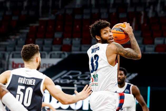 rechts Todd Withers (Fortitudi Bologna, 33) Basketball Champions League 2020 21, Gruppenphase Spieltag 8, Brose Bamberg - Fortitudo Bologna 27.01.2021, Bamberg, Brose Arena ASV-Autoren-Nummer: - Copyright: DanielxLöb