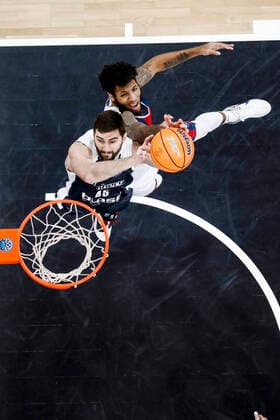 links David Kravish (Brose Bamberg, 45) rechts Todd Withers (Fortitudi Bologna, 33) Basketball Champions League 2020 21, Gruppenphase Spieltag 8, Brose Bamberg - Fortitudo Bologna 27.01.2021, Bamberg, Brose Arena ASV-Autoren-Nummer: - Copyright: DanielxLöb