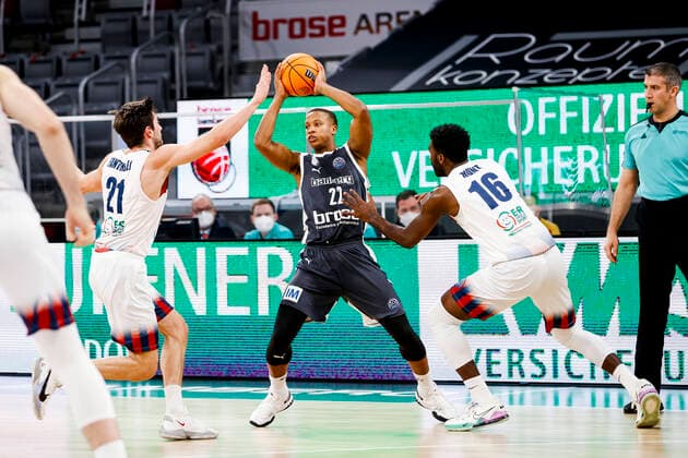 Mitte Devon Hall (Brose Bamberg, 22) links Matteo Fantinelli (Fortitudi Bologna, 21) rechts Dario Hunt (Fortitudi Bologna, 16) Basketball Champions League 2020 21, Gruppenphase Spieltag 8, Brose Bamberg - Fortitudo Bologna 27.01.2021, Bamberg, Brose Arena ASV-Autoren-Nummer: - Copyright: DanielxLöb