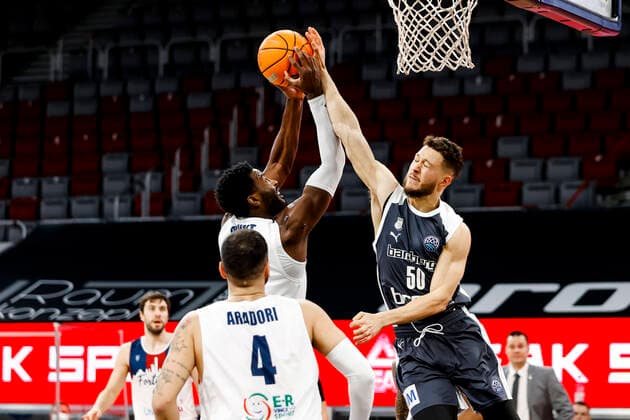 links Todd Withers (Fortitudi Bologna, 33) rechts Joanic Grüttner Bacoul (Brose Bamberg, 50) Basketball Champions League 2020 21, Gruppenphase Spieltag 8, Brose Bamberg - Fortitudo Bologna 27.01.2021, Bamberg, Brose Arena ASV-Autoren-Nummer: - Copyright: DanielxLöb