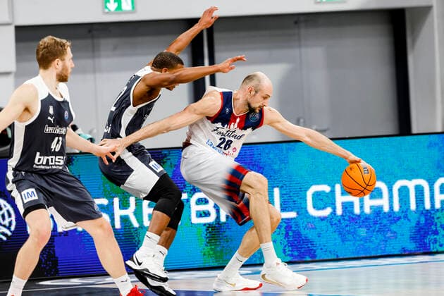 rechts Marco Cusin (Fortitudi Bologna, 28) Basketball Champions League 2020 21, Gruppenphase Spieltag 8, Brose Bamberg - Fortitudo Bologna 27.01.2021, Bamberg, Brose Arena ASV-Autoren-Nummer: - Copyright: DanielxLöb