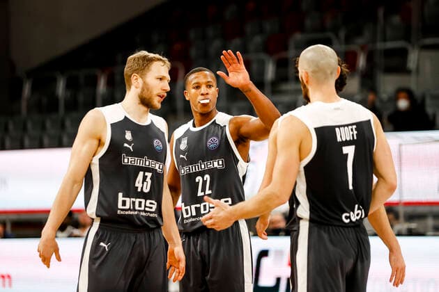 Mitte Devon Hall (Brose Bamberg, 22) links Christian Sengfelder (Brose Bamberg, 43) rechts Alex Ruoff (Brose Bamberg, 07) Basketball Champions League 2020 21, Gruppenphase Spieltag 8, Brose Bamberg - Fortitudo Bologna 27.01.2021, Bamberg, Brose Arena ASV-Autoren-Nummer: - Copyright: DanielxLöb