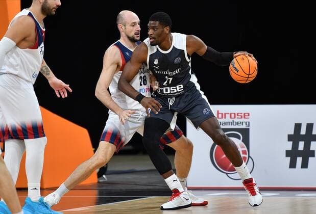 BAMBERG 27.01.2021 --- Basketball ---- Saison 2020-21 --- Basketball Championsleague --- 6. Spieltag: Brose Bamberg - Fortitudo Bologna - - - Shevon Thompson (27, Brose Bamberg) postet auf gegen Marco Cusin (28, Fortitudo Bologna) --- Foto: Hans-Martin Issler isslerimages ---- Brose Bamberg - Fortitudo Bologna