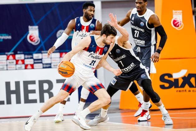 links Matteo Fantinelli (Fortitudi Bologna, 21) rechts Alex Ruoff (Brose Bamberg, 07) Basketball Champions League 2020 21, Gruppenphase Spieltag 8, Brose Bamberg - Fortitudo Bologna 27.01.2021, Bamberg, Brose Arena ASV-Autoren-Nummer: - Copyright: DanielxLöb