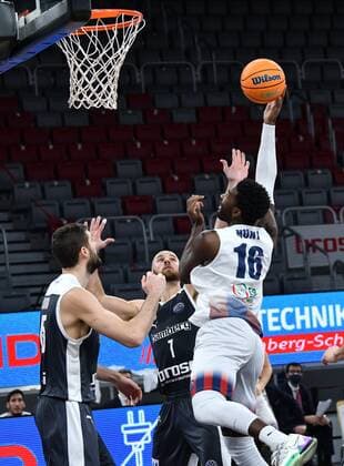 BAMBERG 27.01.2021 --- Basketball ---- Saison 2020-21 --- Basketball Championsleague --- 6. Spieltag: Brose Bamberg - Fortitudo Bologna - - - Dario Hunt (16, Fortitudo Bologna) wirft gegen Alex Ruoff (7, Brose Bamberg) und David Kravish (45, Brose Bamberg) --- Foto: Hans-Martin Issler isslerimages ---- Brose Bamberg - Fortitudo Bologna