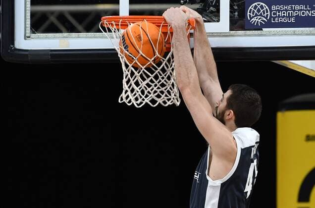 BAMBERG 27.01.2021 --- Basketball ---- Saison 2020-21 --- Basketball Championsleague --- 6. Spieltag: Brose Bamberg - Fortitudo Bologna - - - David Kravish (45, Brose Bamberg) mit Dunk --- Foto: Hans-Martin Issler isslerimages ---- Brose Bamberg - Fortitudo Bologna