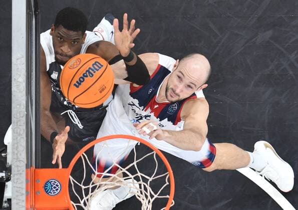 BAMBERG 27.01.2021 --- Basketball ---- Saison 2020-21 --- Basketball Championsleague --- 6. Spieltag: Brose Bamberg - Fortitudo Bologna - - - Shevon Thompson (27, Brose Bamberg) wirft gegen Marco Cusin (28, Fortitudo Bologna) --- Foto: Hans-Martin Issler isslerimages ---- Brose Bamberg - Fortitudo Bologna